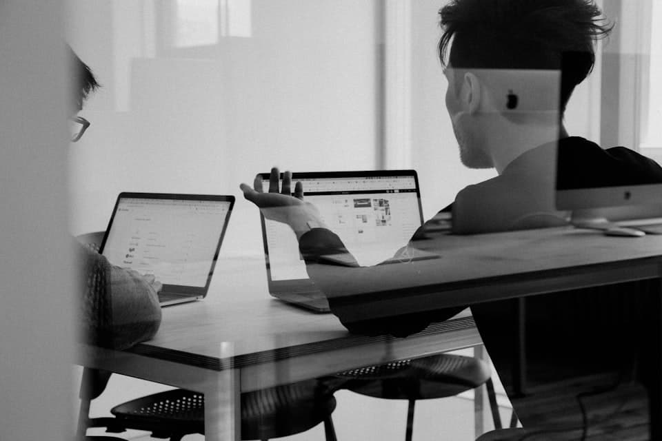 Founders werken samen aan hun bedrijf