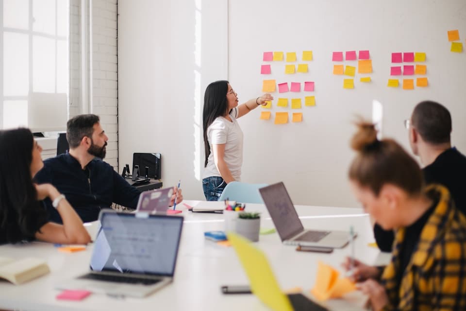 Team werkt samen aan strategie